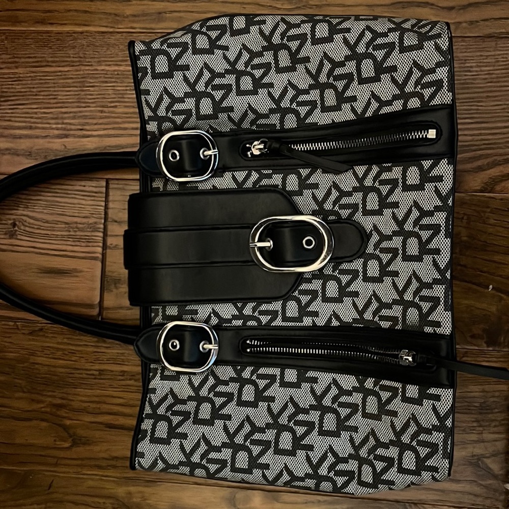 Black and white handbag, with inside pockets and pleather handles
